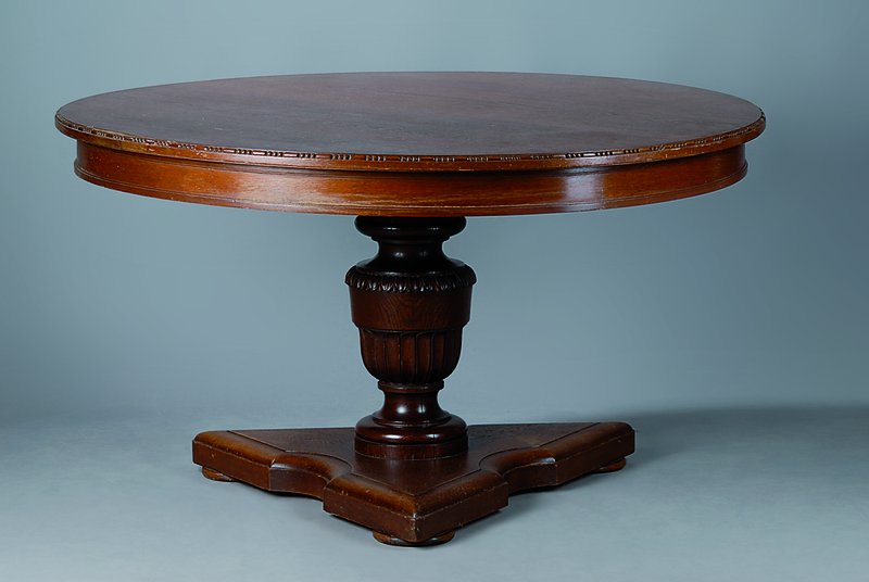 Runder Tisch, Eiche-Hartholz, Eichefurnier, um1920-25, Stab-Perlleistenverzierung, Säule in klassizistischer Vasenform, Fußplatte drei-fach ...
