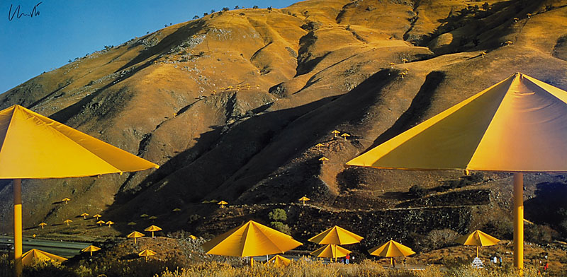Christo, geb. 1935, "The Umbrellas", Farboffset auf dickem Papier, handsigniert, ca. 50x99 cm