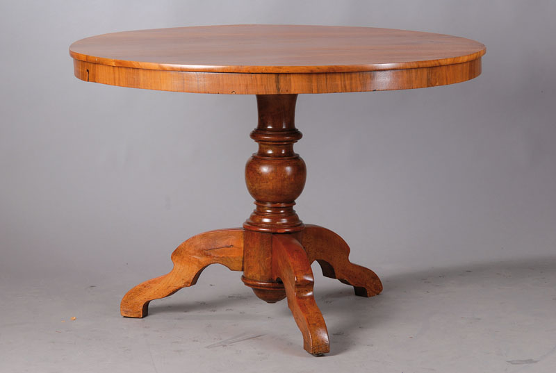 Biedermeier Tisch um 1830, Nussbaum massiv H: ca. 72 cm, D: ca. 107 cm