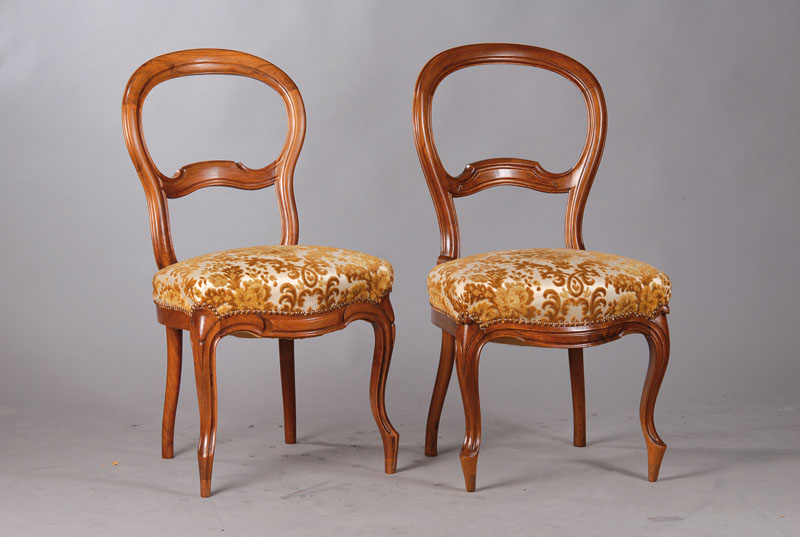 4 Stühle um 1850-1860, Nussbaum massiv, Polsterung noch ordentlich, neuer Bezug erforderlich, ca. 89x49x47 cm