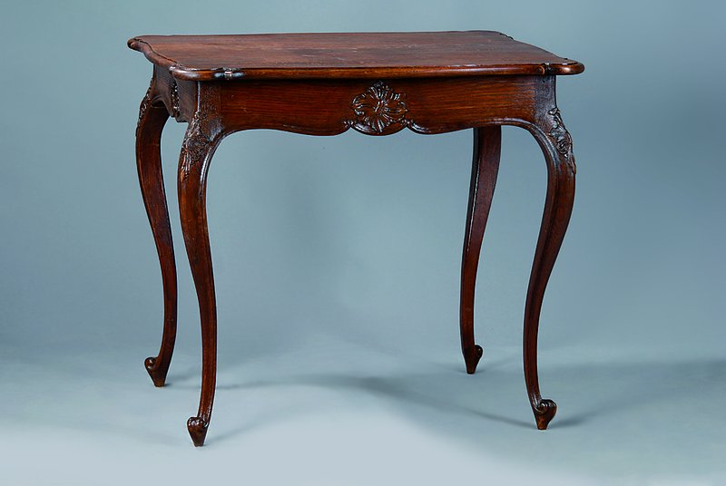 Barocktisch, Aachen Lüttich um 1900, sehr elegant, Eiche massiv, feine Schnitzerei, mit Schellack aufgefrischt, ca. 72,5x80x59 cm