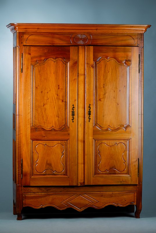 Barockschrank,Elsaß/Lothringen um 1760, Nussbaum massiv, geschnitzt, orig. Schloss, innen Schubladen, sekundär geteilt, Oberfläche mit Schellack ...