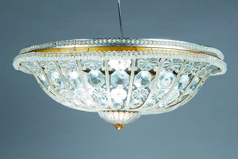Deckenlampe, 1950er J., Halbkugelform mit reichem facettiertem Kristallbehang, Ränder mit Schnüren facettierter Glasperlen, 3 Brennstellen, Elektr. ...