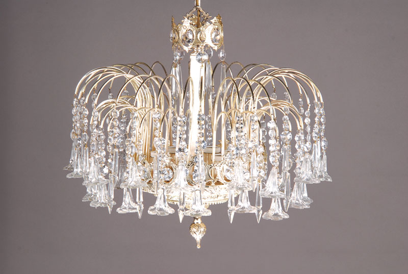 Deckenlampe, Spanien, um 1930/40, filigran ornamentierte Weissbronze, aus zwei Segmenten bestehender Zierbehang mit einer Vielzahl aus ...
