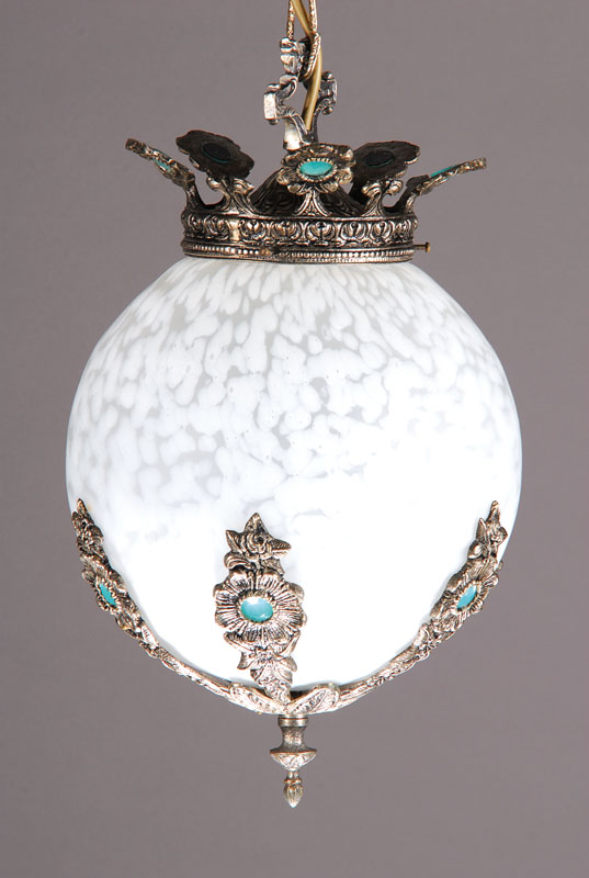 Deckenlampe, Frankreich, 30er Jahre, Schichtglas mit weissen Einschmelzungen, Formglas, eingefasst in strukturierter Weissbronze-Montur, eine ...
