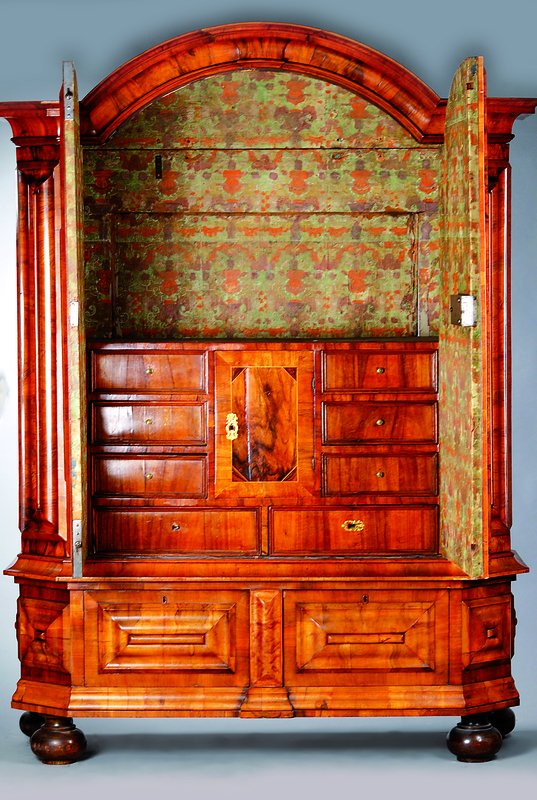 Kleiner Dresdner Barockschrank mit starkem Frankfurter Einschlag um 1710/20, Weichholz, Wurzelholz/Nußbaum-Furnier, meist quer verlegt, Ecken ...
