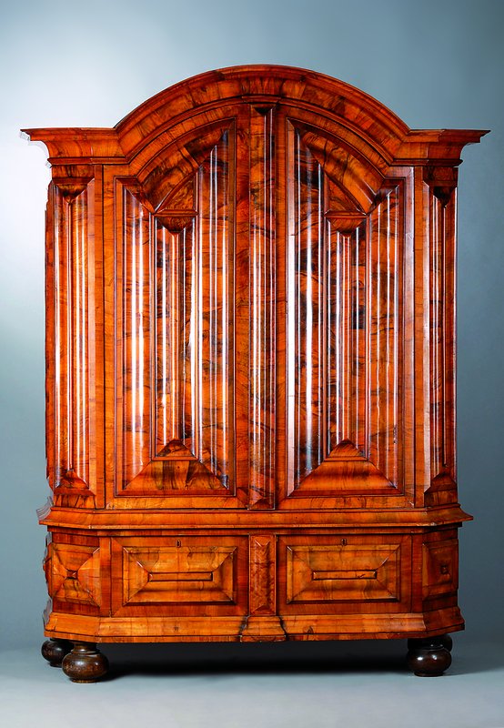 Detail a: Kleiner Dresdner Barockschrank mit starkem Frankfurter Einschlag um 1710/20, Weichholz, Wurzelholz/Nußbaum-Furnier, meist quer verlegt, Ecken ...