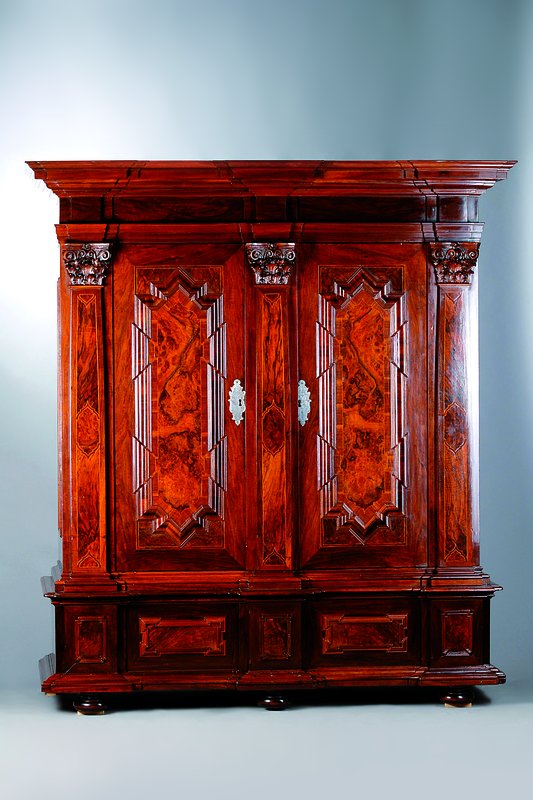 Pilasterschrank, Frankfurter Art um 1700/20, Korpus Weichholz, dickes Nußbaum- bzw. Palisanderfurnier, Pilasterabschlüsse, typische ...