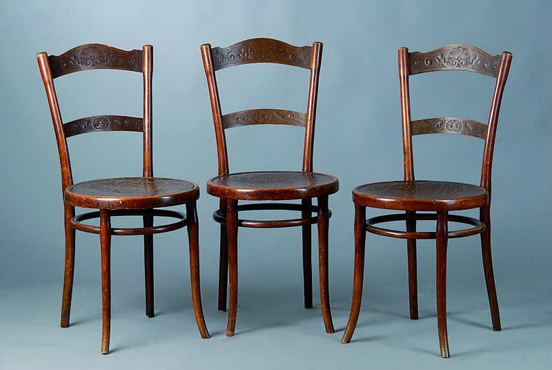 5 Thonetstühle, um 1900, Bugholz massiv, geprägte Sitzfläche und Lehne, je mit Brandstempel und Ettiket, altersbedingte Gebr.-sp., H./Sh. ca. ...