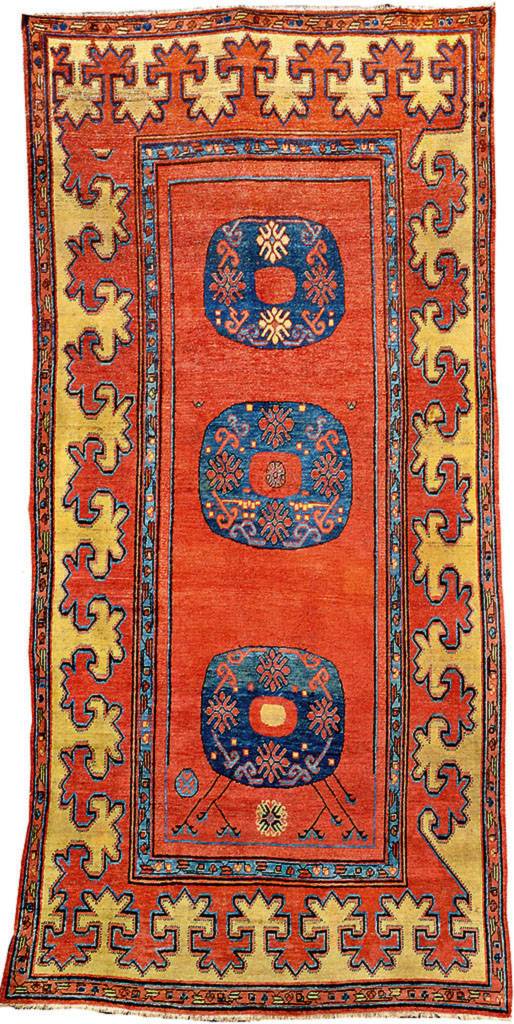 Yarkand antik, Ost-Turkestan, um 1800, Wolle geknüpft auf Baumwolle. Dieser Teppich aus den Oasen Yarkands, zeigt ein seltenes drei ...