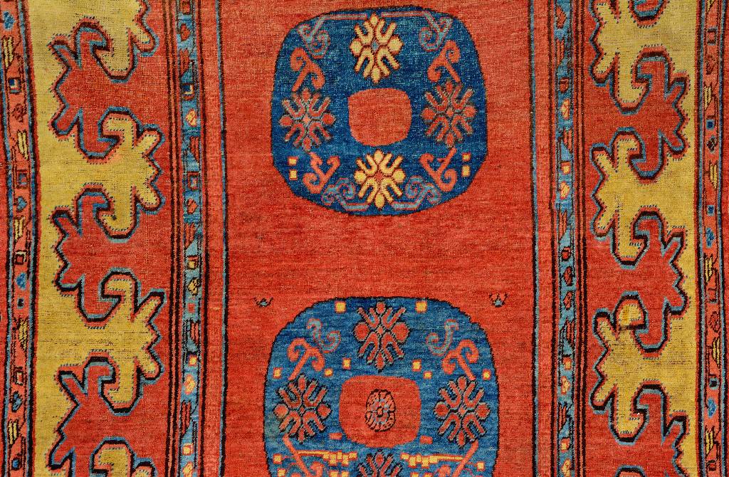 Detail a: Yarkand antik, Ost-Turkestan, um 1800, Wolle geknüpft auf Baumwolle. Dieser Teppich aus den Oasen Yarkands, zeigt ein seltenes drei ...