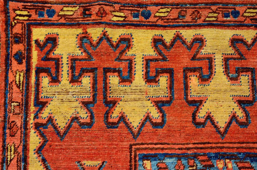 Detail b: Yarkand antik, Ost-Turkestan, um 1800, Wolle geknüpft auf Baumwolle. Dieser Teppich aus den Oasen Yarkands, zeigt ein seltenes drei ...