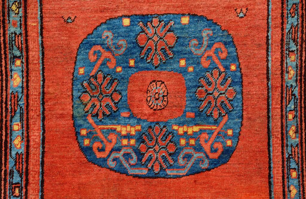 Detail c: Yarkand antik, Ost-Turkestan, um 1800, Wolle geknüpft auf Baumwolle. Dieser Teppich aus den Oasen Yarkands, zeigt ein seltenes drei ...