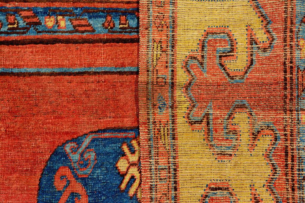 Detail e: Yarkand antik, Ost-Turkestan, um 1800, Wolle geknüpft auf Baumwolle. Dieser Teppich aus den Oasen Yarkands, zeigt ein seltenes drei ...