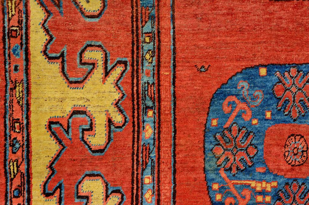 Detail f: Yarkand antik, Ost-Turkestan, um 1800, Wolle geknüpft auf Baumwolle. Dieser Teppich aus den Oasen Yarkands, zeigt ein seltenes drei ...