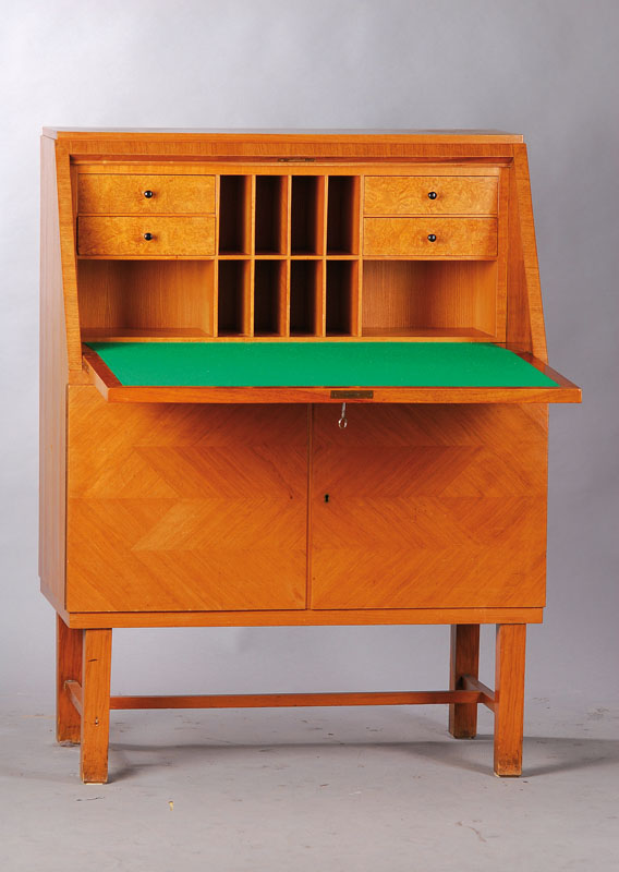 Schrägklappensekretär, Bauhaus um 1952/54, Nussbaum- u. Wurzelholzfurnier in Fischgrätenform verlegt, Innenleben in Birke ausgelegt, auf ...