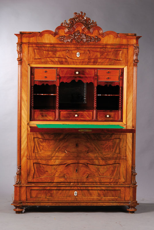 Standsekretär, mitteldeutsch um 1835/40, Barockstil, Nussbaum- u. Pyramidenmahagonifurnier gespiegelt verlegt, sog. Brezelfüllungen, aufgesetzte ...