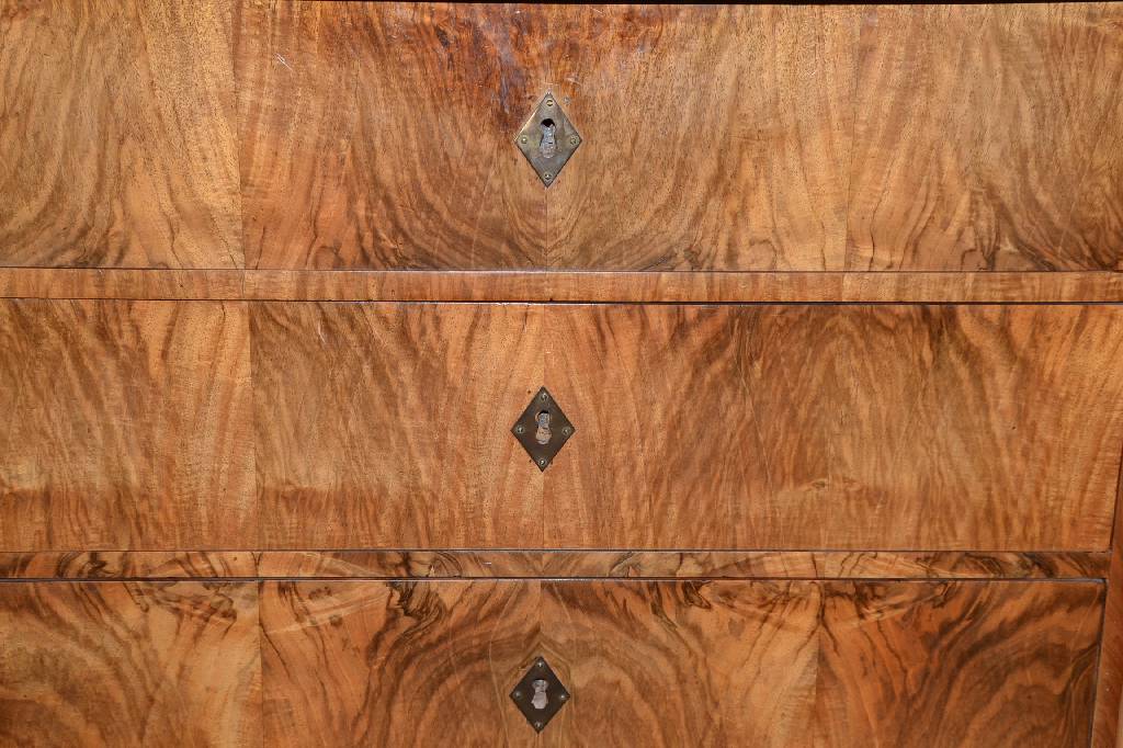 Detail b: Biedermeierkommode, süddeutsch um 1810 , sog. Säulenkommode, Korpus Weichholz, Front mit lebendigem Wurzelnussfurnier, 4- schübig, seitliche ...