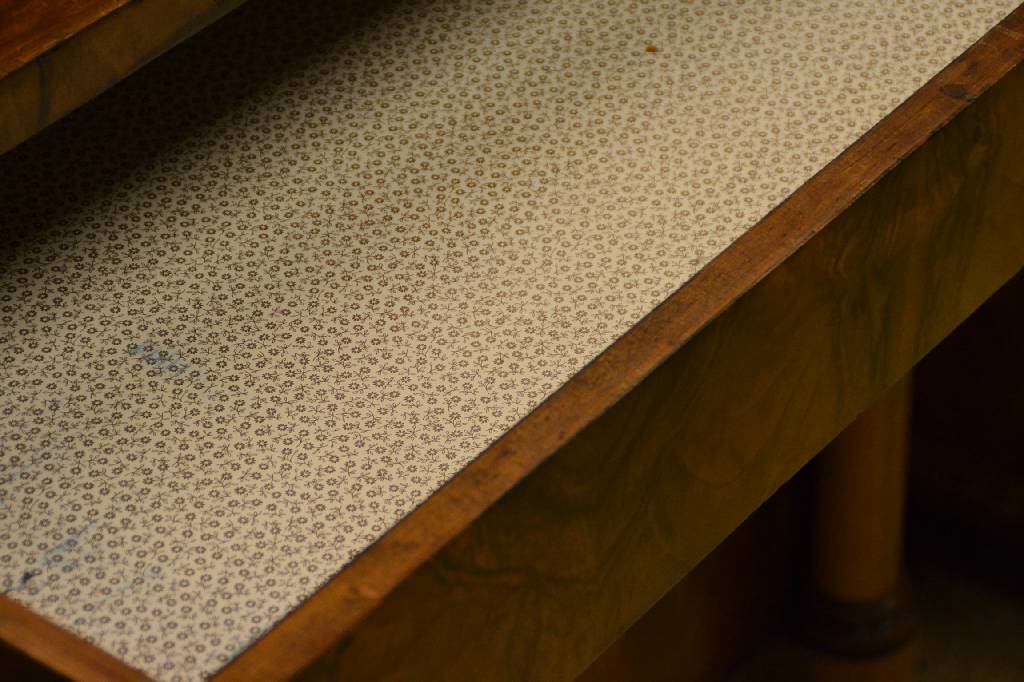 Detail d: Biedermeierkommode, süddeutsch um 1810 , sog. Säulenkommode, Korpus Weichholz, Front mit lebendigem Wurzelnussfurnier, 4- schübig, seitliche ...