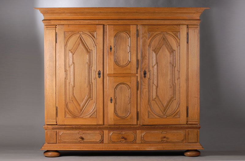 Barockschrank, Westfalen, Eiche massiv, aus alten Teilen gefertigt, nach Vorbild von 1680, 4-türig, 3-schübig, Innenleben mit 8 Einlegeböden, ...