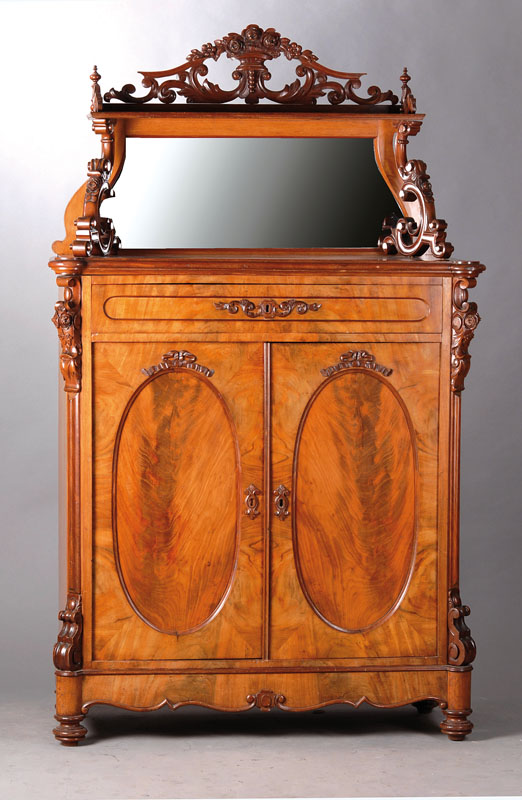 Vertiko, deutsch um 1900, Nußbaum massiv z.T. furniert, Spiegelaufsatz mit Ablagefläche für Kunstgegenstände, reiche Blumenschnitzerei und ...