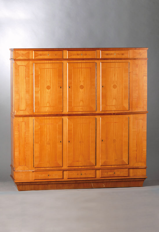 Detail a: Designermöbel, Prof. Thiedemann, Berlin, bestehend aus einem Aufsatzschrank mit Vitrinenteil, einer Anrichte und einem Sammlerschrank, Aufbau u. ...