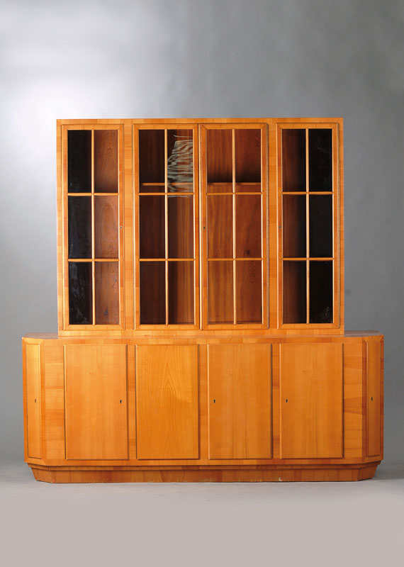 Detail b: Designermöbel, Prof. Thiedemann, Berlin, bestehend aus einem Aufsatzschrank mit Vitrinenteil, einer Anrichte und einem Sammlerschrank, Aufbau u. ...