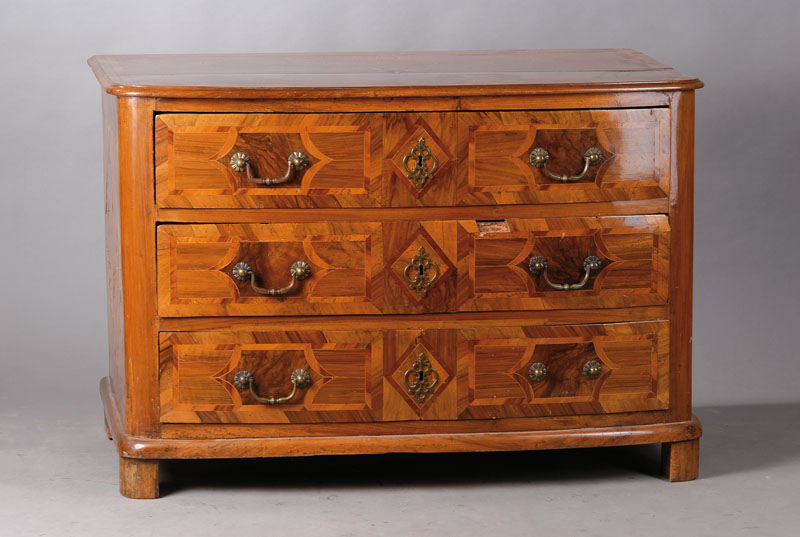 Barockkommode, Frankreich um 1760/70, dickes Wurzelnussfurnier, 3-Schübig, geometrisch verlaufende Bandintarsien aus Kirschbaum und Pflaume, Front ...