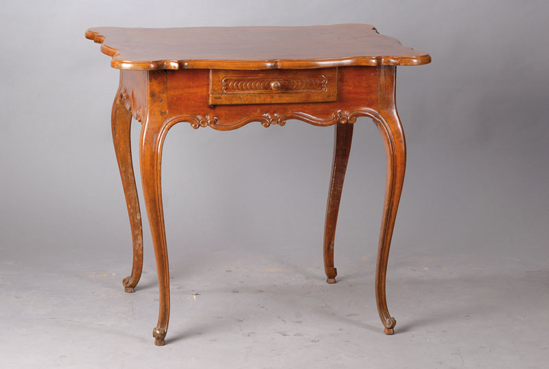 Tischchen, Nußbaum massiv z.T. furniert, Gestell um 1760, Platte stiltypisch ergänzt, diese mit Gebrauchsspuren, integ. Schublade, diese öffnet ...