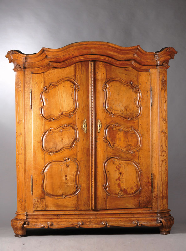 Barockschrank, Frankreich um 1770/80, Nußbaum massiv z.T. furniert, Kopf geschweift und 6-fach getreppt, Kanten abgeflacht mit schöner floraler ...