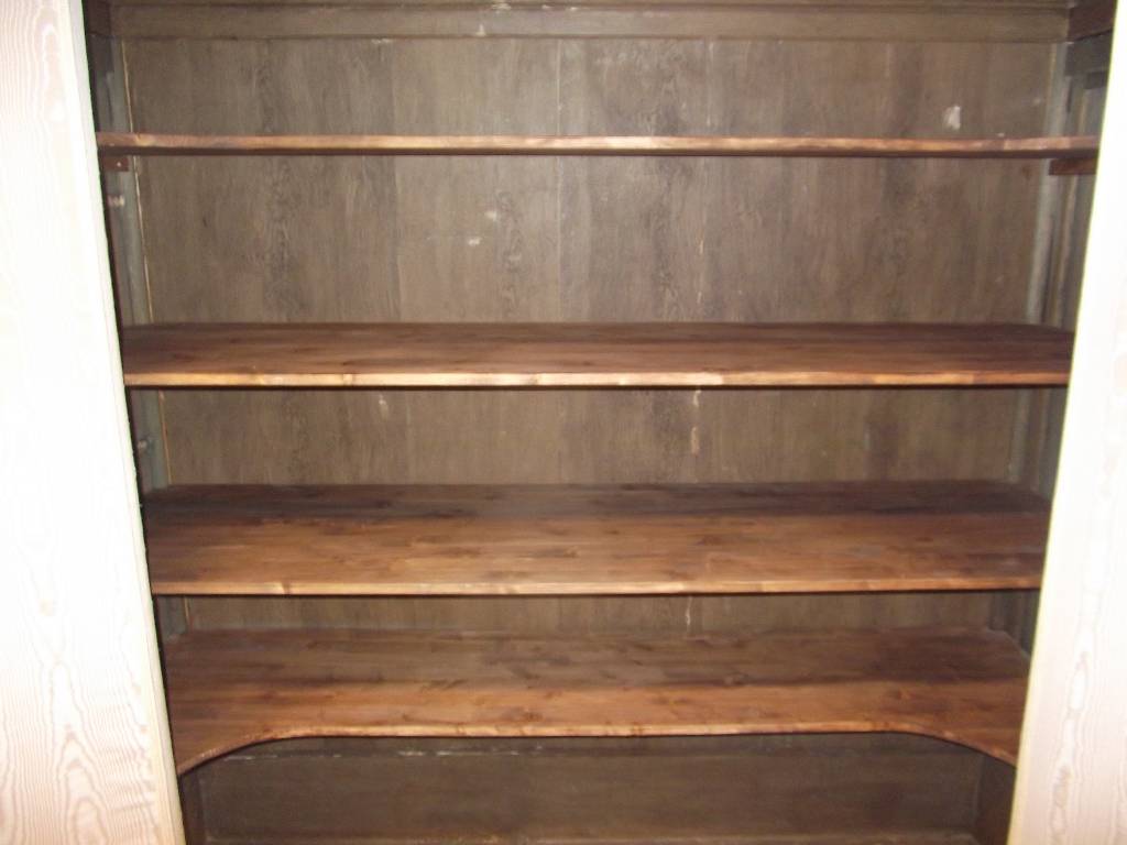 Detail c: Wellenschrank, 18. Jh., Front mit lebendigem Wurzelnussfurnier, Seiten Nussbaum, Kopf in stiltypischem Cavetto-Gesims (Hohlkehle) 3-fach getreppt, ...