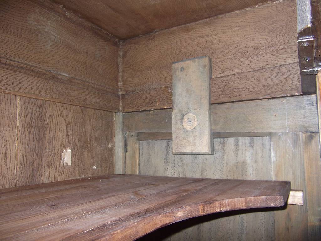 Detail d: Wellenschrank, 18. Jh., Front mit lebendigem Wurzelnussfurnier, Seiten Nussbaum, Kopf in stiltypischem Cavetto-Gesims (Hohlkehle) 3-fach getreppt, ...