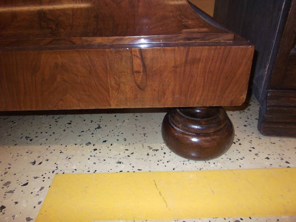 Detail h: Wellenschrank, 18. Jh., Front mit lebendigem Wurzelnussfurnier, Seiten Nussbaum, Kopf in stiltypischem Cavetto-Gesims (Hohlkehle) 3-fach getreppt, ...