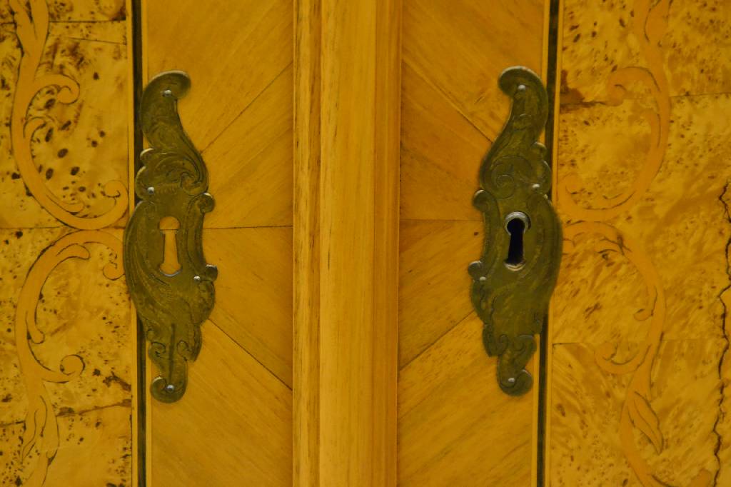 Detail a: Barocke Anrichte, 18. Jh., Nussbaum furniert, Platte Eiche, Kopf 4-fach getreppt, Fuß passig, stehend auf 4 gedrücktenKugelfüßen, Türen, Seiten ...