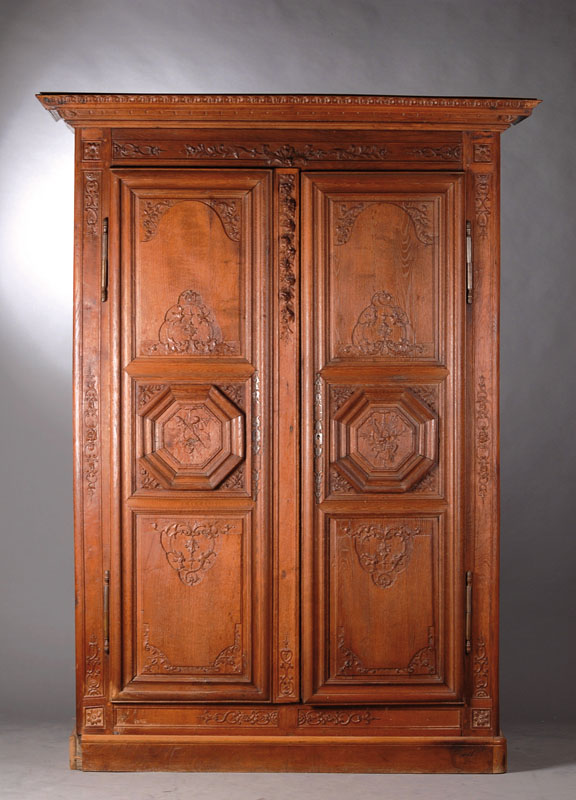 Barockschrank, wohl Frankreich um 1730, Eiche massiv, Kopf umlaufend mit Zahnfries, vielfach getreppt, Kopf liegt lose auf, Sockelkranz sek., Front ...