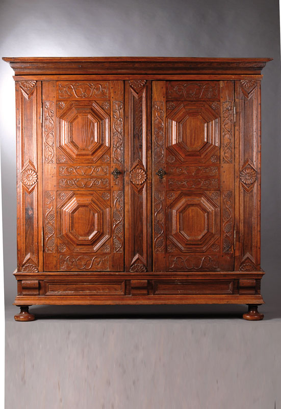 Barockschrank, nordwestdeutsch/Westfalen um 1740/60, Eiche massiv, Kopf mit Kyma/Ovolo- Gesims, vielfach getreppt, Fuß passig mit Hohlkehlen, ...