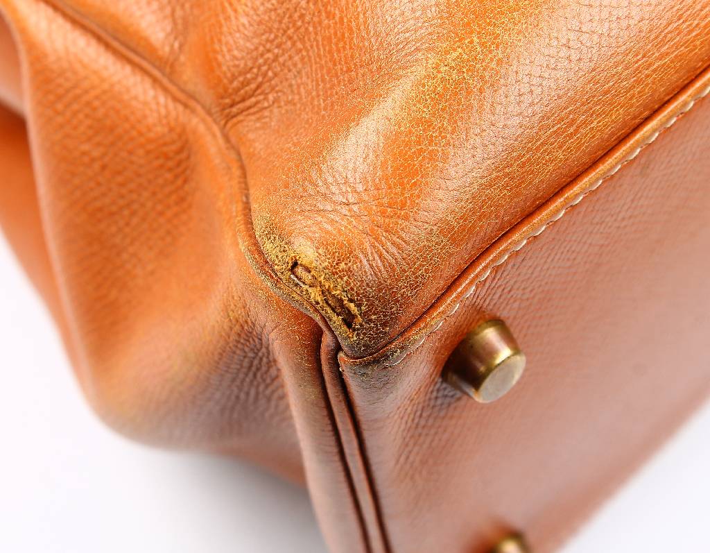 Detail e: HERMES Kelly Bag "35 Gold Togo Leather", sattelbraunes Leder, Beschläge und Monturen Metall verg., Schulter- und Trageriemen ...