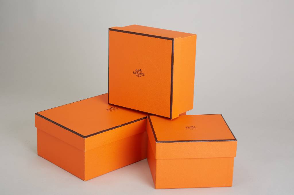 Konvolut 3 HERMES Schachteln, mit Hermes Logo, 28 x 16 x 10 cm, 15.5 x 13.5 x 10 cm, 16 x 16 x 8.5 cm, dazu kl. Dustbag, min. Gebr.-Spuren