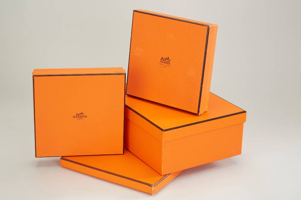 Konvolut 4 HERMES Schachteln, mit Hermes Logo, 2 Stück 19.5 x 19.5 x 4 cm, 1 x passend für Hermes Carrees, 1 x 28 x 21.5 x 10.5 cm, min. ...