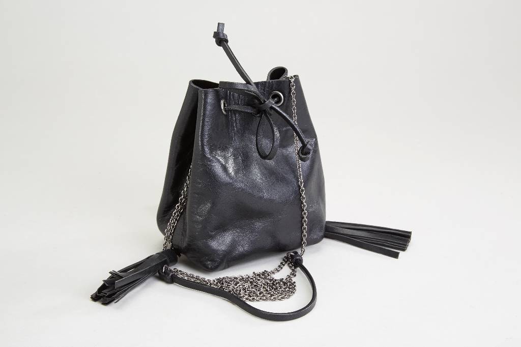 MIU MIU kleine Umhängetasche in Form eines Matchsackes, schwarzes Leder, Metallum- hängekette, 2 Leder-Quasten als Abhängung, ca. 13 x 11.5 x 8 ...