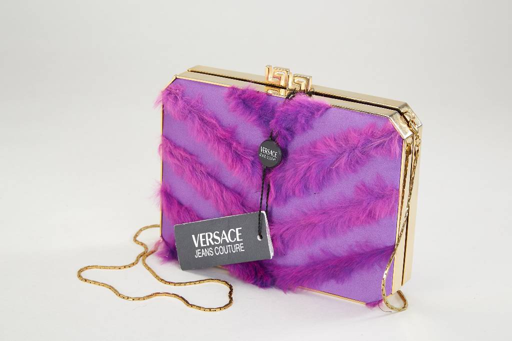 Pochette VERSACE, Jeans Couture, goldf. Metallrahmen außen, innen lilaf. Seide, Frontseite besetzt mit lilaf. Fellstreifen, Tragekette, orig. ...