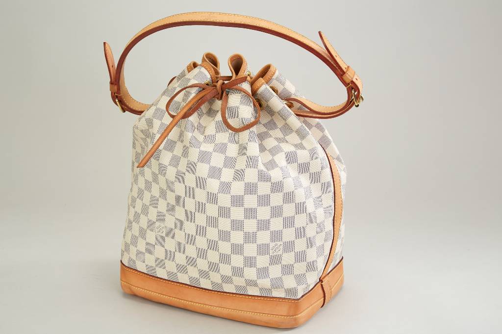 LOUIS-VUITTON Matchsack, geprägt, mit Karo-Print, Trageriemen, l. Geb.-Spuren, innen mit Tintenfleck, ca. 37 x 20 x 35 cm