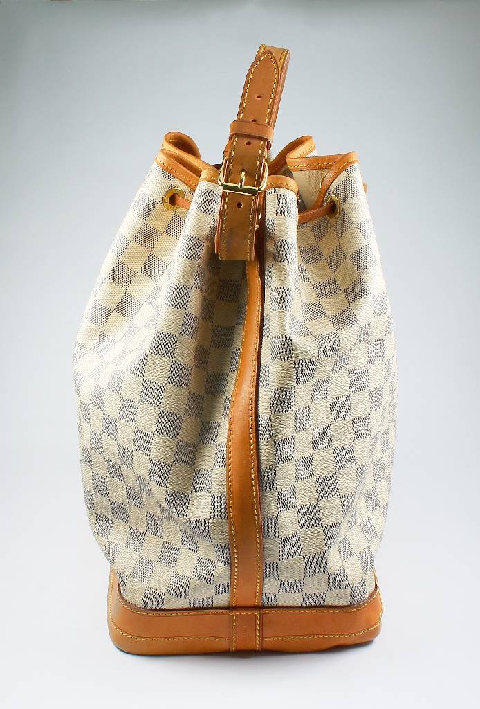 Detail a: LOUIS-VUITTON Matchsack, geprägt, mit Karo-Print, Trageriemen, l. Geb.-Spuren, innen mit Tintenfleck, ca. 37 x 20 x 35 cm