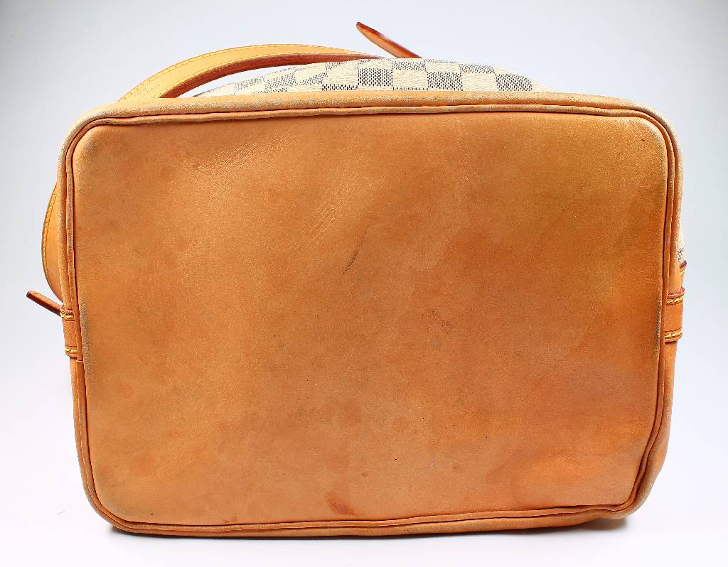 Detail b: LOUIS-VUITTON Matchsack, geprägt, mit Karo-Print, Trageriemen, l. Geb.-Spuren, innen mit Tintenfleck, ca. 37 x 20 x 35 cm