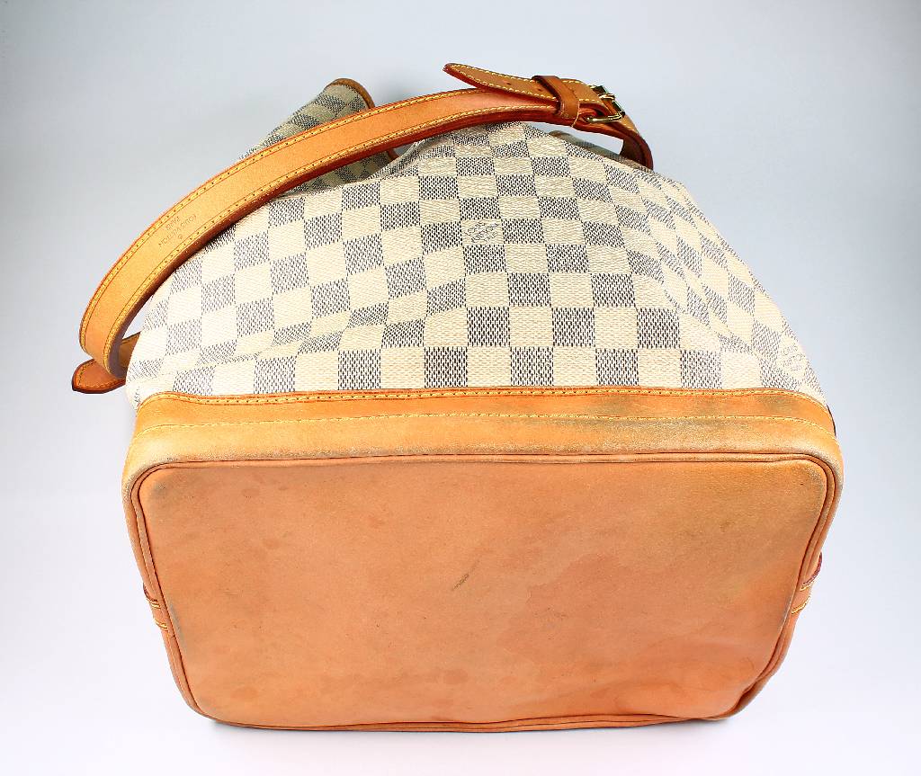 Detail c: LOUIS-VUITTON Matchsack, geprägt, mit Karo-Print, Trageriemen, l. Geb.-Spuren, innen mit Tintenfleck, ca. 37 x 20 x 35 cm