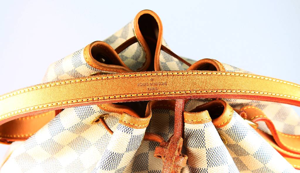 Detail e: LOUIS-VUITTON Matchsack, geprägt, mit Karo-Print, Trageriemen, l. Geb.-Spuren, innen mit Tintenfleck, ca. 37 x 20 x 35 cm