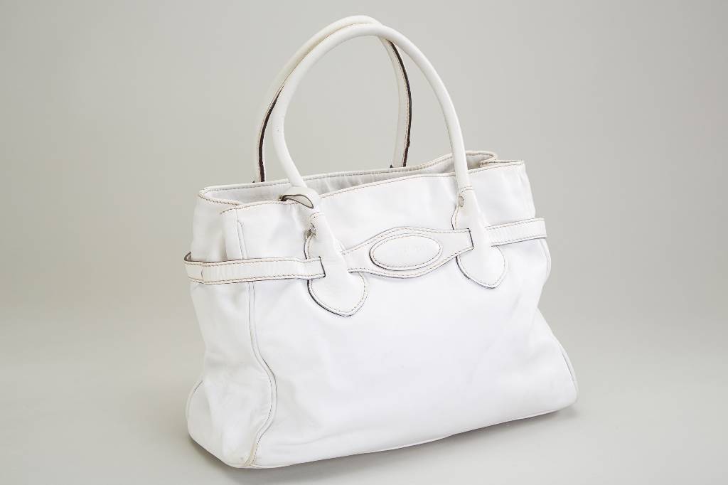COCCINELLE Handtasche, weißes Leder, 2 Tragegriffe, Innenunterteilung, Mittelteil mit RV, zusätzlicher Schulterriemen, Gebr.- Spuren, ca. 38 x 23 ...