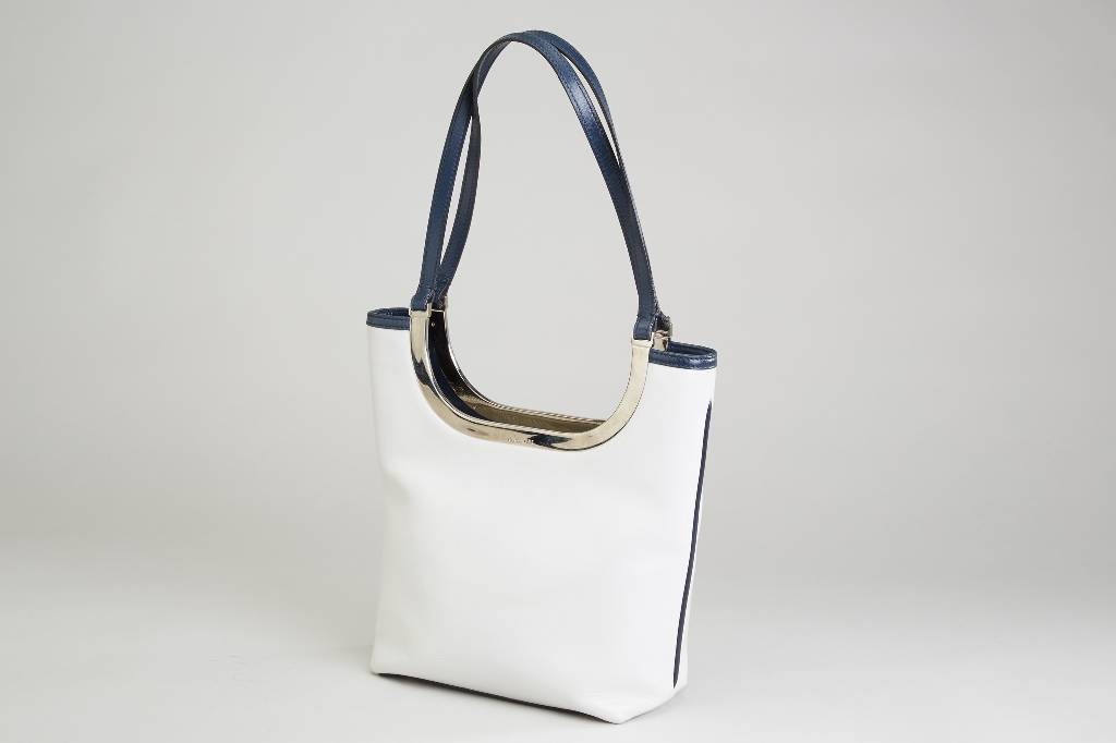 Handtasche CASADEI, Leder in altweiß, dunkelblaue Lederapplikation, schwarzes Innenfach mit Reißverschluß, ehem. VK lt. Einlieferer 699,- EUR, ...
