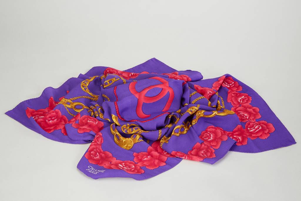 CHANEL Carree, 100% Seide, violettgrundig, goldfarb. Chanel-Ketten-Dekor, Chanel-Emblem und Rosendekor in Rot, ca. 82 x 82 cm