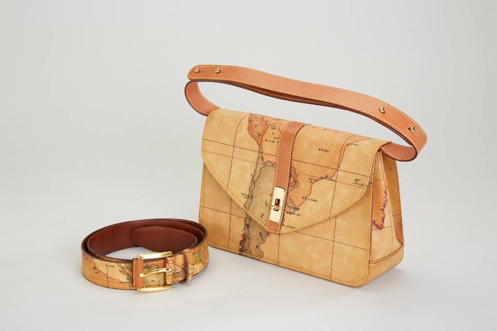 Konvolut 1a Classe Alviero Martini-Tasche und Gürtel, braunes Leder und Synthetik mit Weltkartenmuster, 1 x Tasche, 2 Innenfächer, eines mit ...